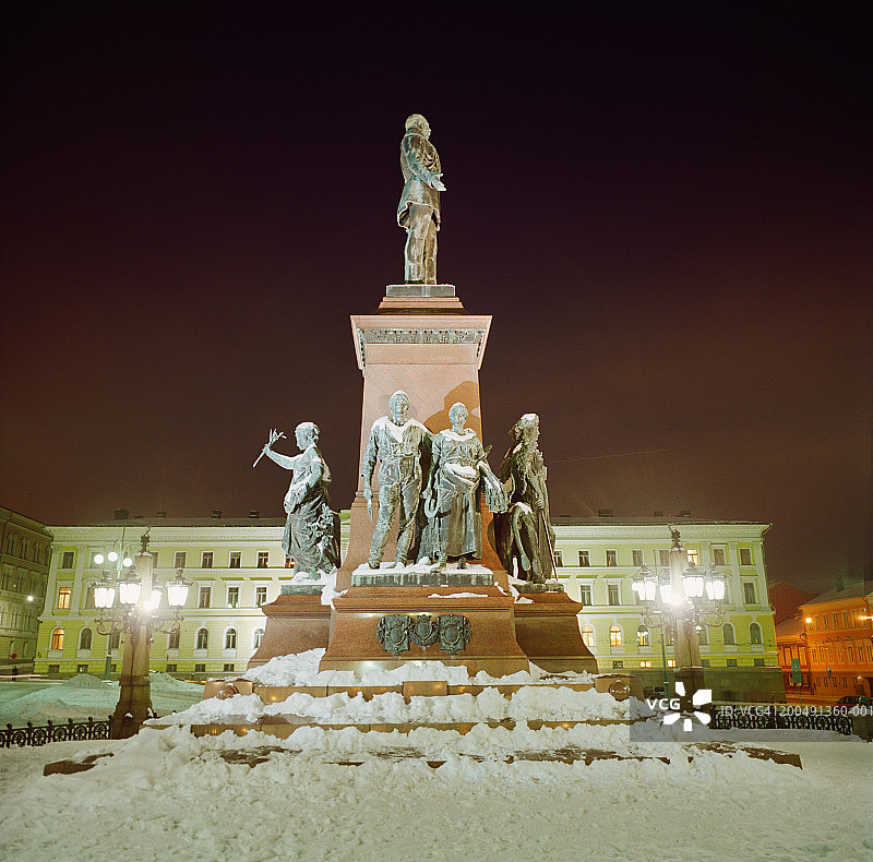 芬兰，赫尔辛基，参议院广场的夜间雕像图片素材