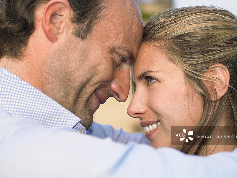 情侣面对面拥抱特写图片素材