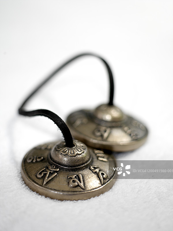 藏族聚居区的钹与头骨和文字图片素材