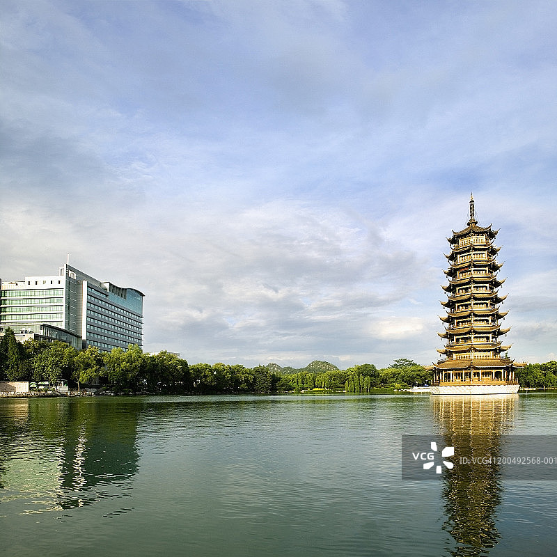 中国桂林榕湖和双塔图片素材