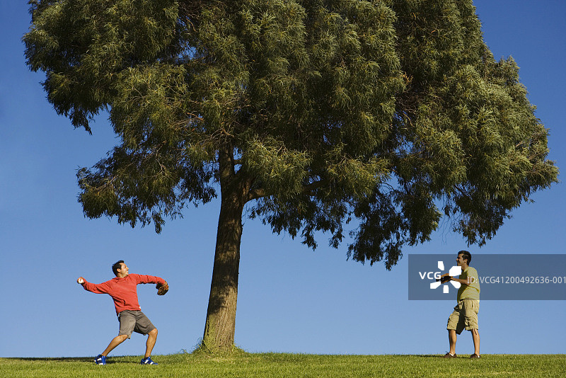 玩棒球接球的两个男人图片素材