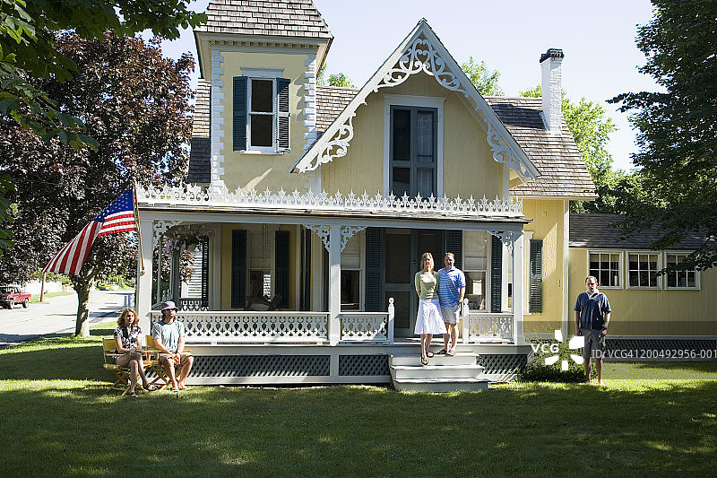 站在房子旁的家庭肖像图片素材