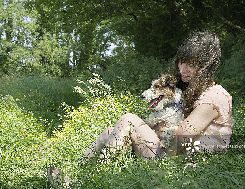 在乡下户外拥抱狗的女人图片素材