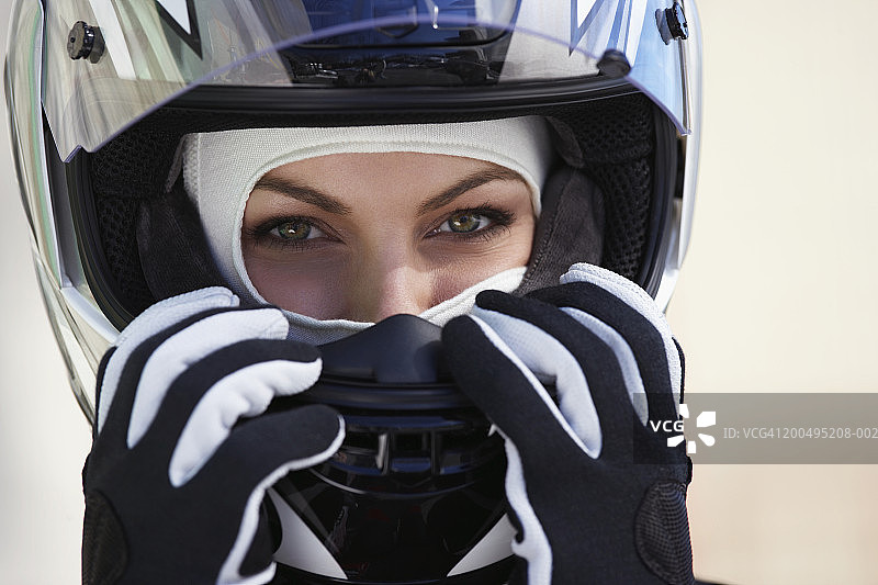 戴着头盔的女赛车手特写图片素材