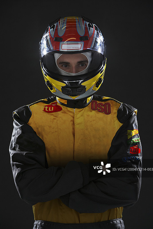 戴头盔的赛车手肖像图片素材