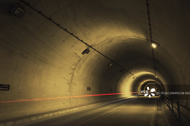 混凝土隧道内的尾灯（长曝光）图片素材