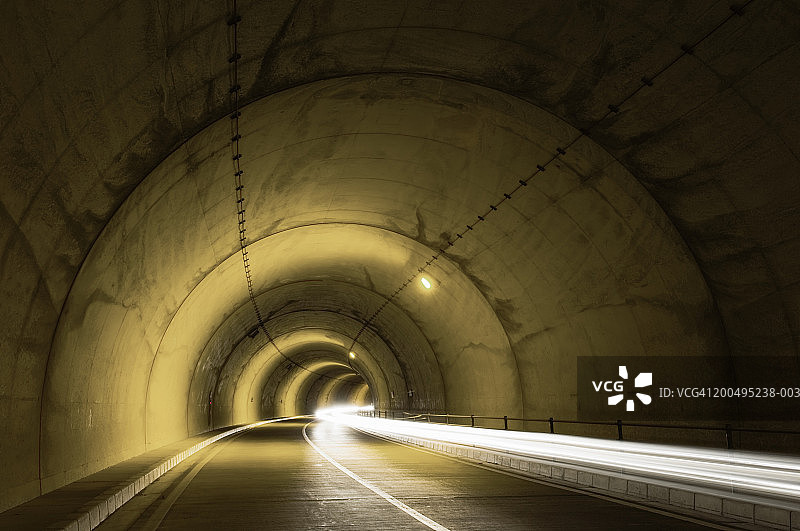 混凝土隧道内的车头灯（长时间曝光）图片素材