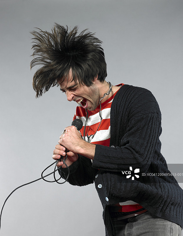 男人对着麦克风尖叫图片素材