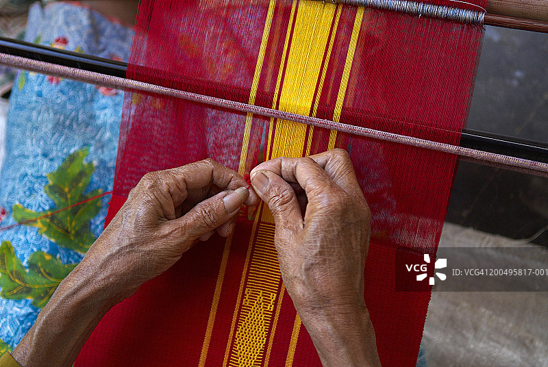 印度尼西亚龙目岛，男人编织伊卡布图片素材