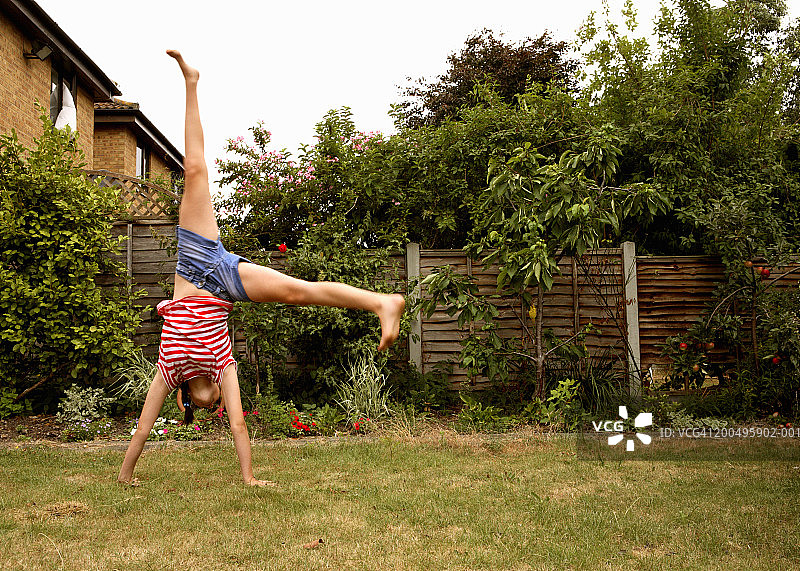 在后院做车轮滚翻的女孩（11-13岁）图片素材