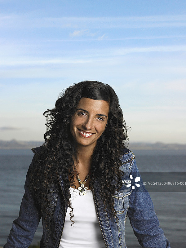 户外微笑女人肖像图片素材