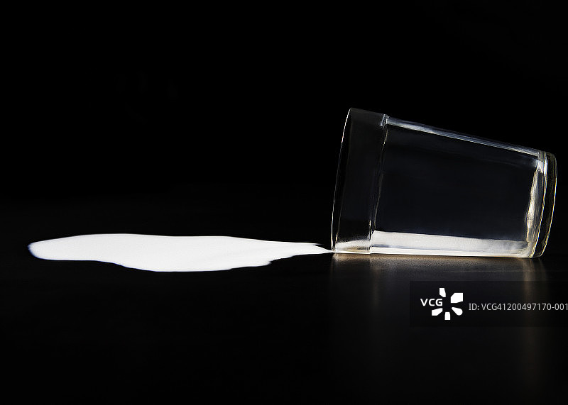 从玻璃杯中洒出的牛奶图片素材