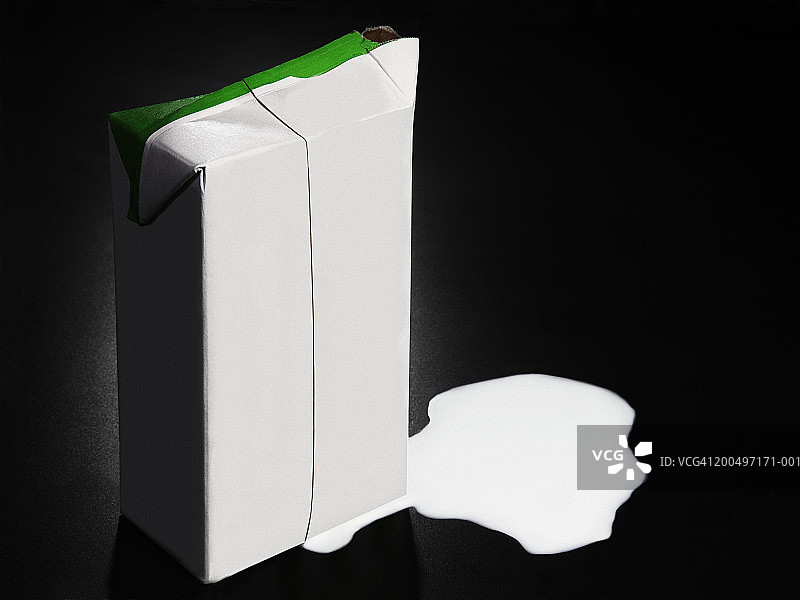 从纸盒中洒出的牛奶图片素材