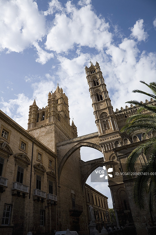 意大利西西里岛巴勒莫大教堂仰视视角图片素材