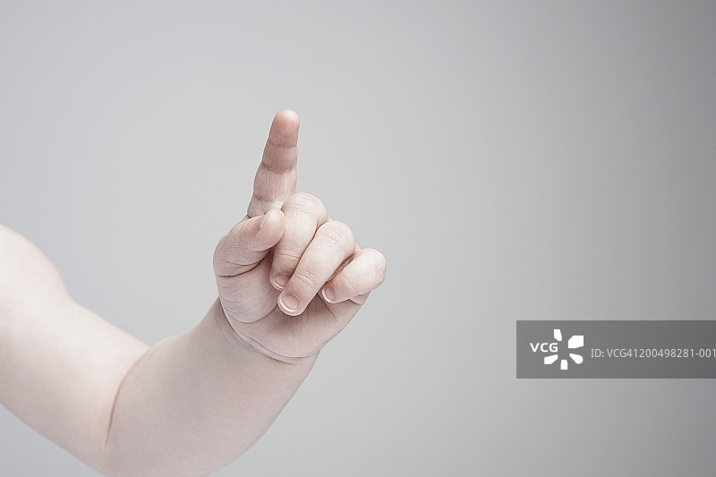 男婴（6-9个月），手指特写图片素材