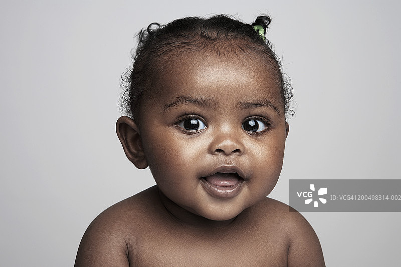 微笑的女婴（6-9个月），肖像图片素材