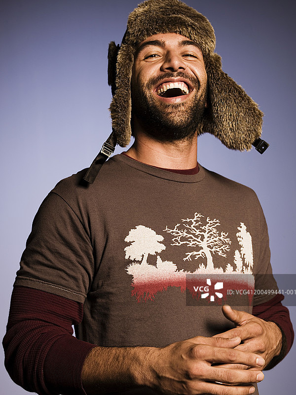 戴着飞行员帽微笑的男人肖像图片素材