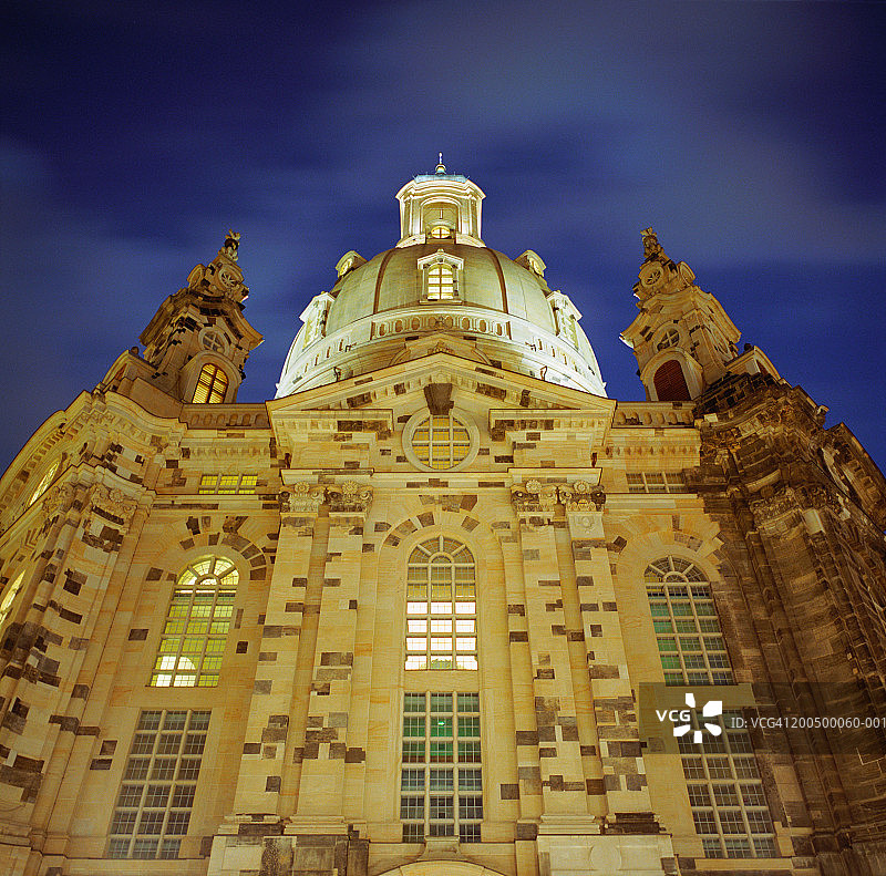德国萨克森州德累斯顿，夜晚的圣母教堂外墙图片素材