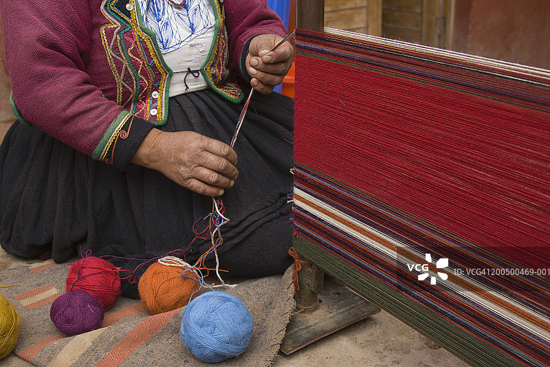 秘鲁库斯科钦切罗，正在安装织布机的妇女图片素材