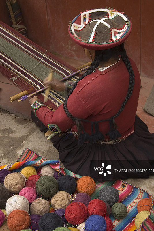 秘鲁库斯科钦切罗：妇女使用腰织机纺织（后视图）图片素材