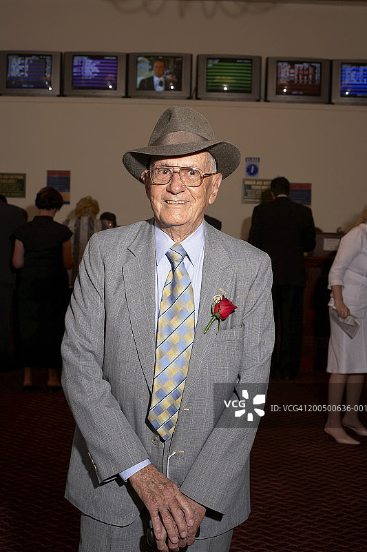 西装老年男人微笑肖像图片素材