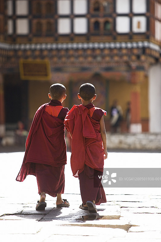 不丹，帕罗，宗寺，两位佛教僧侣，后视图图片素材