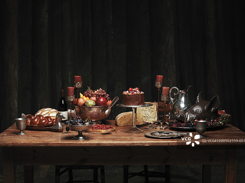 摆满丰盛大餐的餐桌图片素材