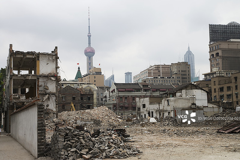 中国上海拆迁建筑与城市天际线图片素材