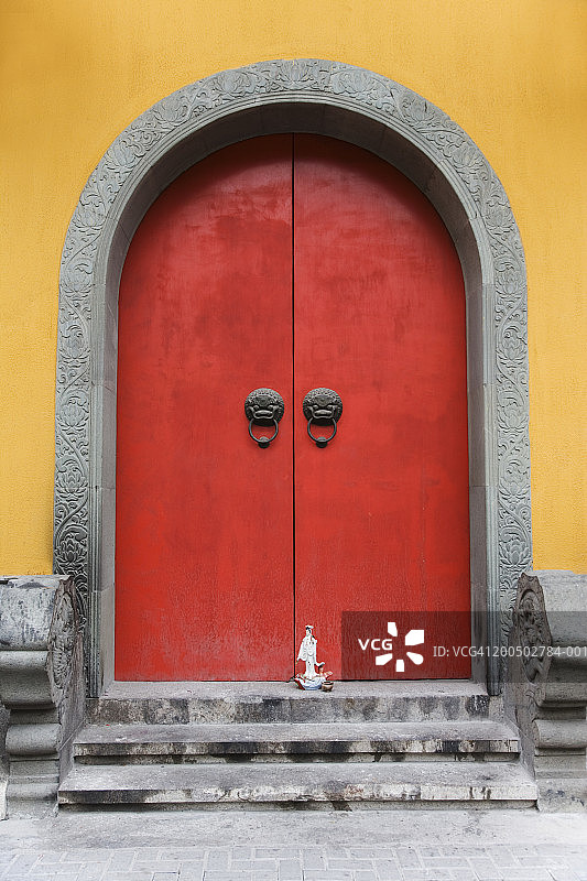 中国上海玉佛禅寺红门台阶图片素材