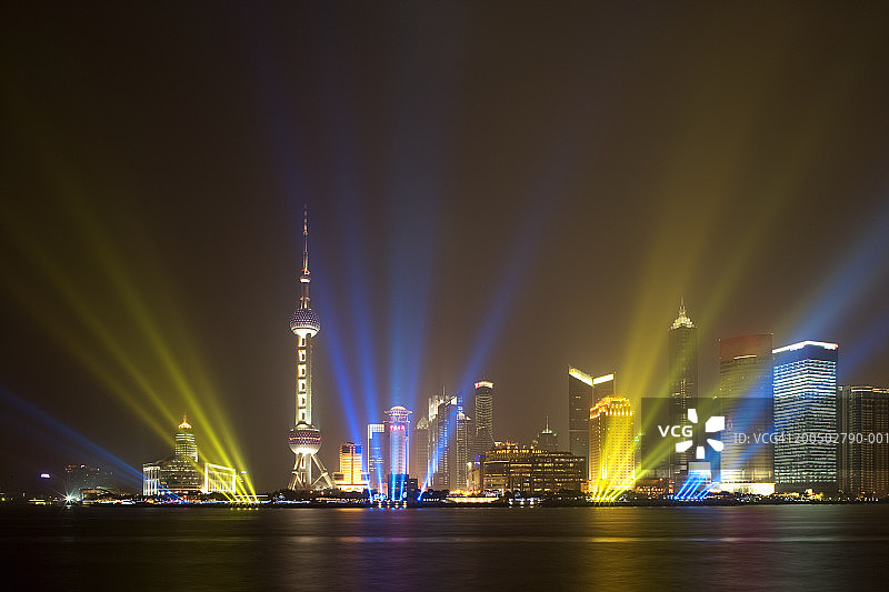 中国上海浦东东方明珠电视塔夜景图片素材