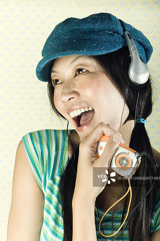 听MP3的女人图片素材