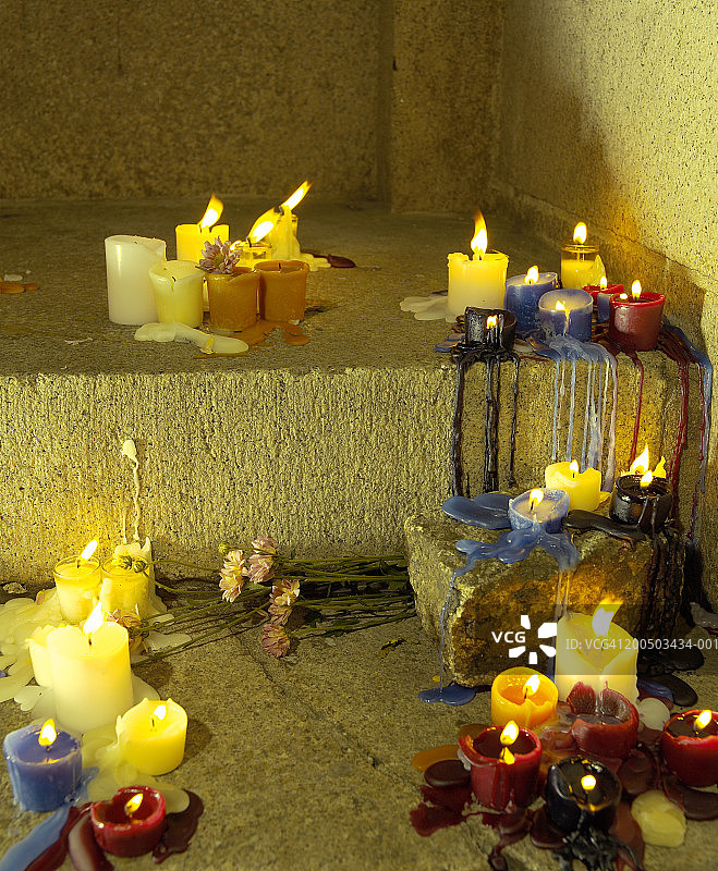 楼梯上的蜡烛摆设图片素材