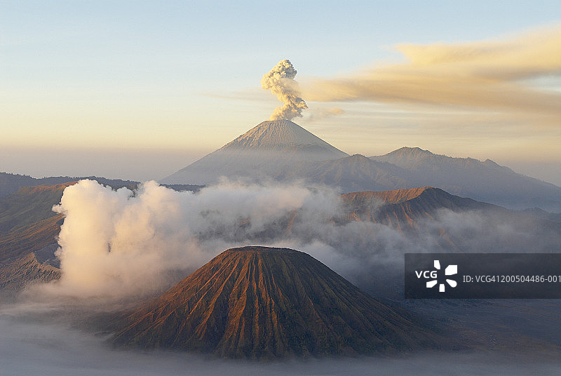 印度尼西亚爪哇岛布罗莫和塞梅鲁火山鸟瞰图片素材