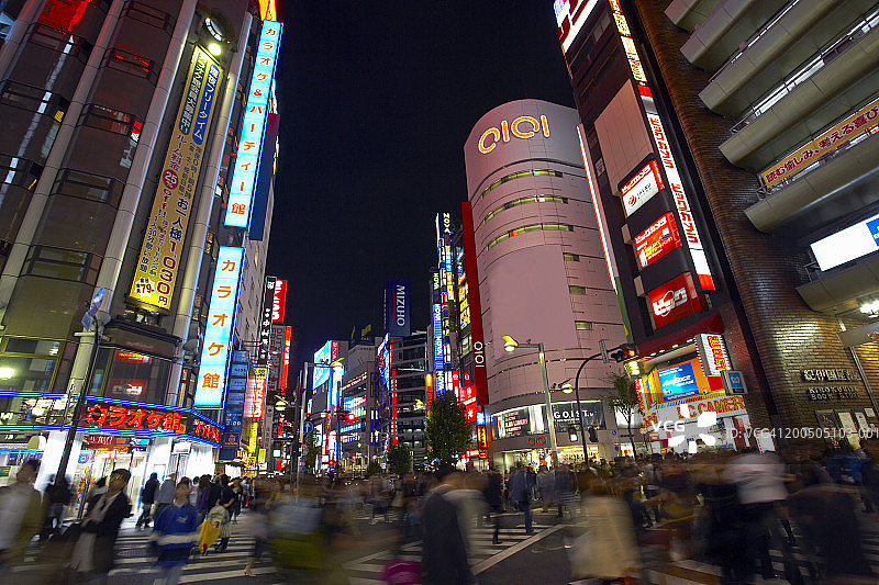 日本东京新宿区夜间商业街景图片素材