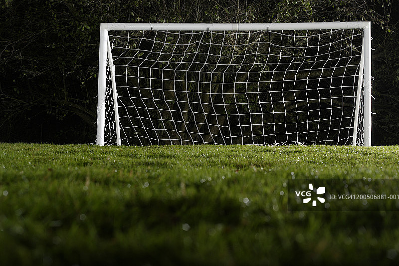 体育场上的球门，地面视角，夜晚图片素材