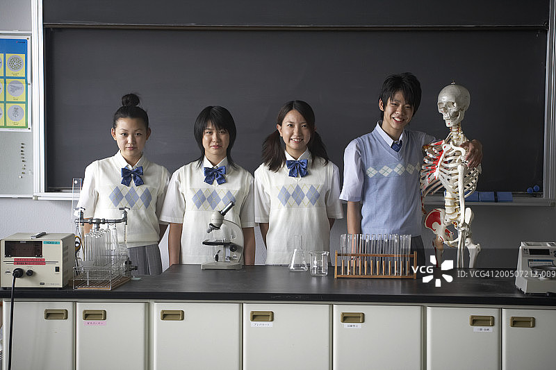 在科学实验室里与骨骼模型在一起的青少年学生（13-16岁）图片素材