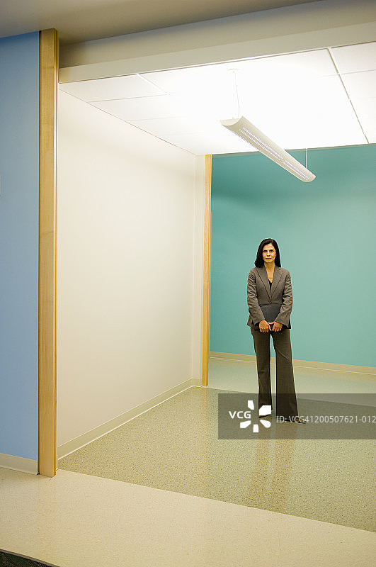 中年女商人站在走廊里，肖像图片素材