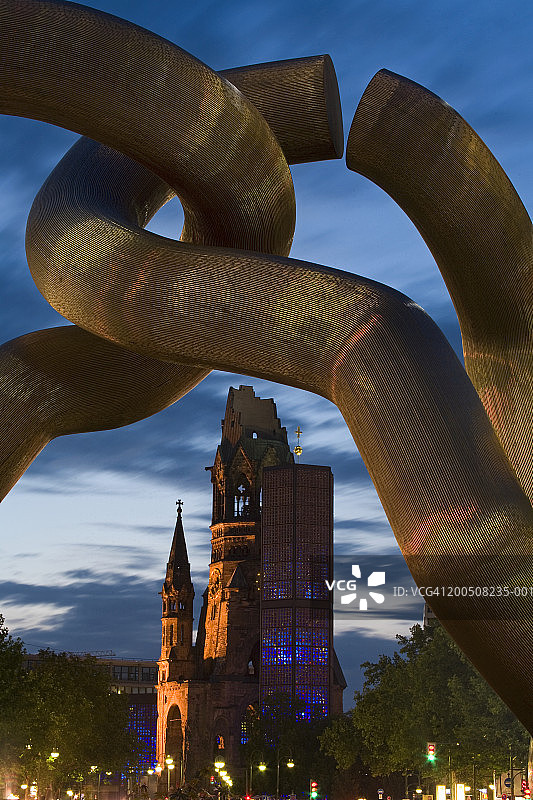 德国柏林威廉皇帝纪念教堂，腓特烈教堂，黄昏图片素材