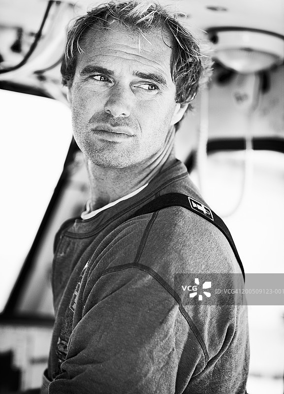 船长在船桥上，回头看（黑白照片）图片素材