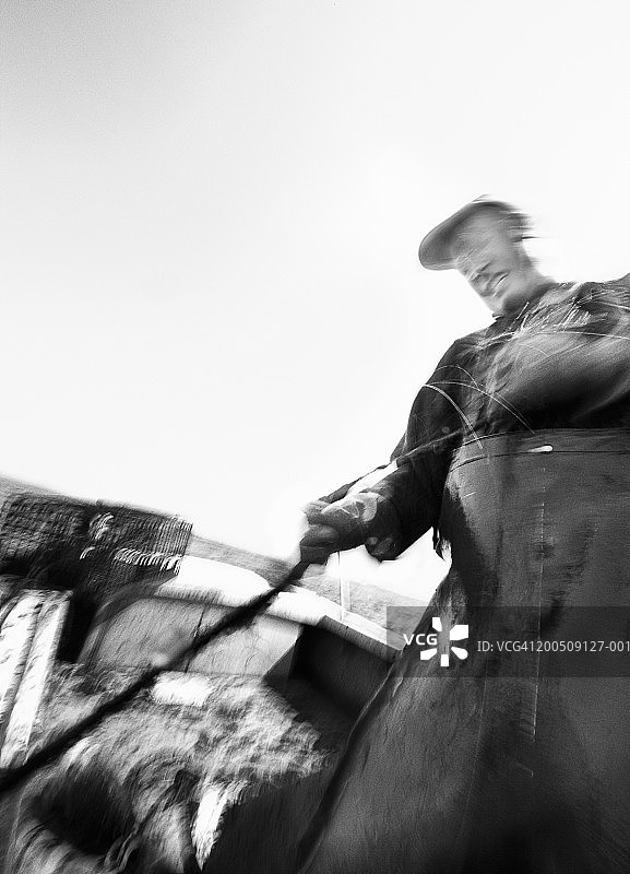 龙虾渔民捕捞，动态模糊（黑白照片）图片素材