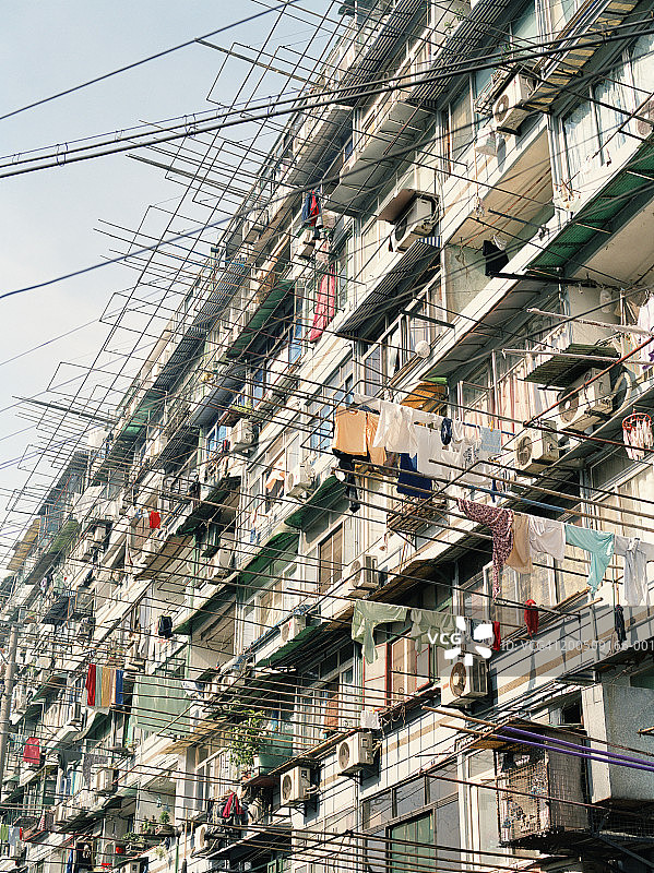 居民楼外晾晒的衣物图片素材