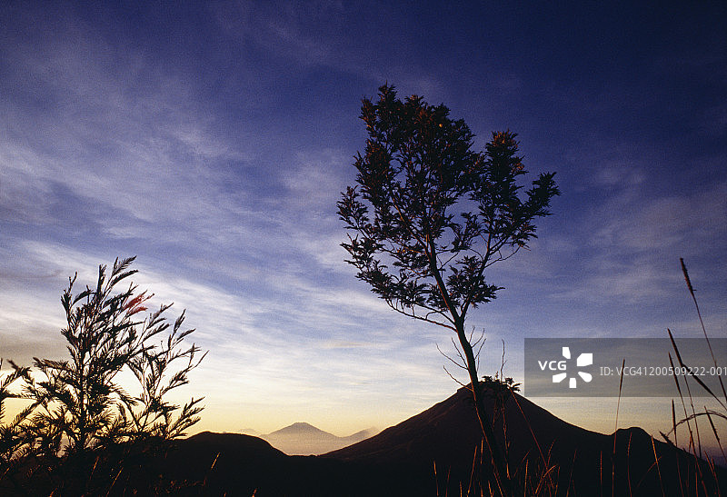 印度尼西亚爪哇岛火山剪影日落图片素材
