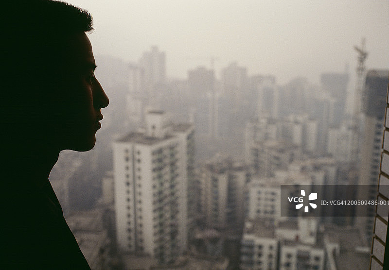 中国四川重庆男子眺望城市天际线图片素材
