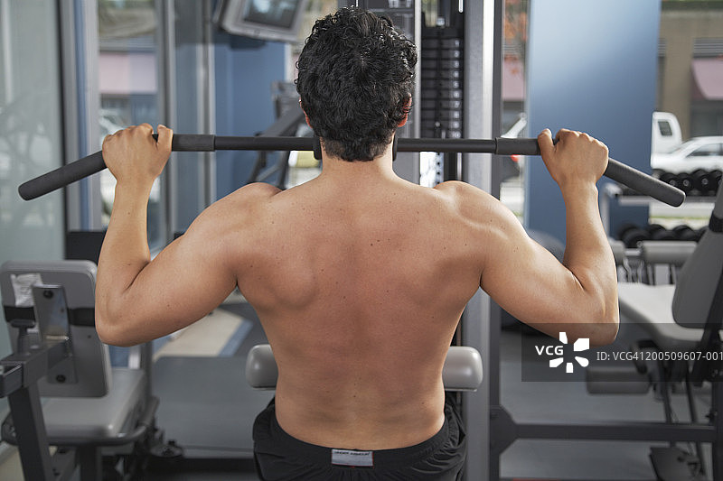 年轻男人使用举重器械（后视图）图片素材