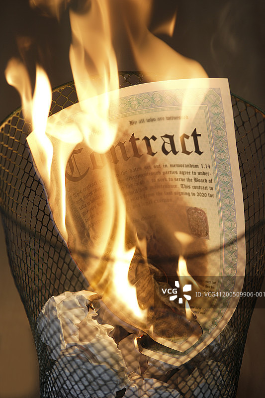 在废纸篓中烧毁的合同图片素材