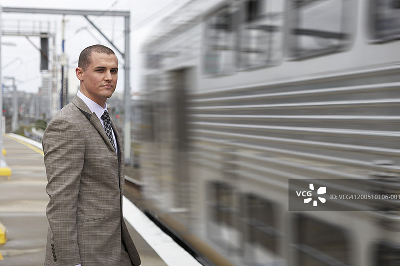 在车站站台上等候的商人，肖像（模糊运动）图片素材