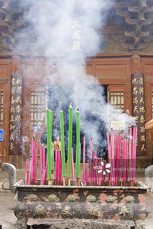 中国山西省平遥文庙燃香图片素材