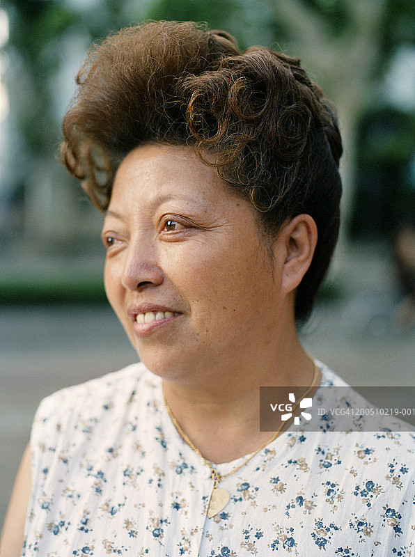 中年妇女看向一侧（特写）图片素材