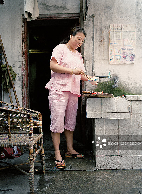中年妇女准备早餐图片素材