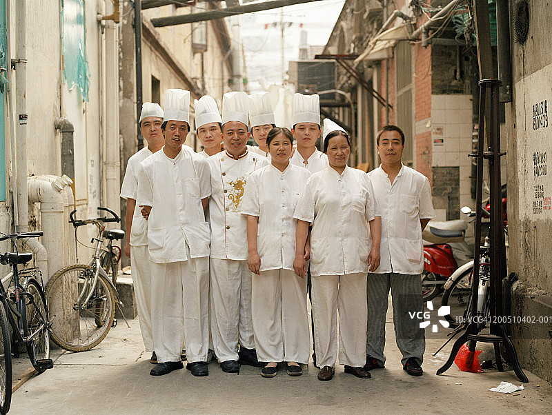 餐厅厨房员工在巷子里合影图片素材